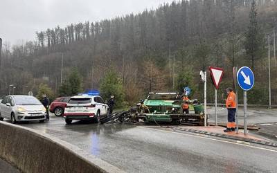 Makina batek Eibar-Ermua arteko biribilgunea oztopatu du