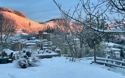 Zuritutako bazterrak, argazkiak ateratzeko aitzakia