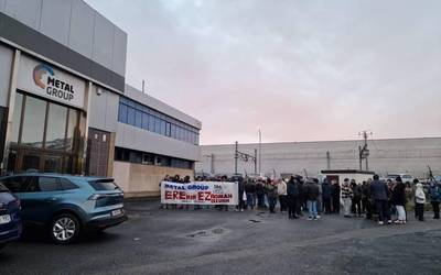 Lebarioko Metal Group enpresako 48 langileren etorkizuna, airean