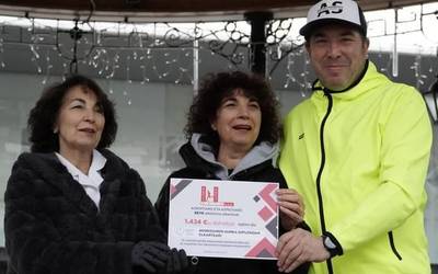 Maratoi erdiaren antolatzaileek dohaintza egin diote Minbiziaren Aurka Gipuzkoan elkarteari