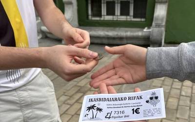 Nora Garcia debarrarentzat izan da Elgoibar BHIko ikasleek egindako zozketaren saria