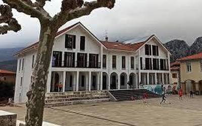 Irurtzungo eta Altsasuko udalen kontuak eta Lakuntzako larrialdi gunean sutea