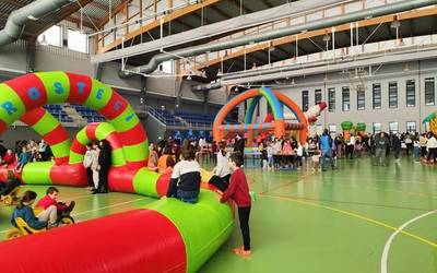 Arrakasta handia izan du Bañuetako kiroldegian ospatutako Amurrioko Umeen Gabonetako parkeak