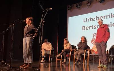 Aktualitate biziko gaiak izan dituzte ahotan bertsolariek Aramaioko urte berriko saioan