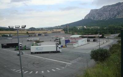 Kamioiak bide bazterrean