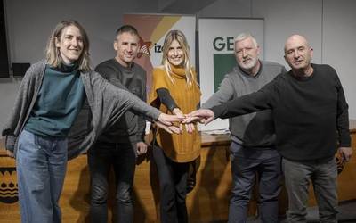 Abian da euskal pilota sustatzeko enpresen eta komunikabideen arteko elkarlana