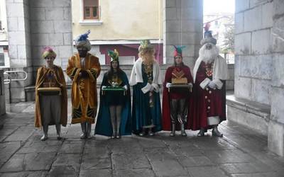 Kristau ikasbidekoen mezan izan dira errege magoak