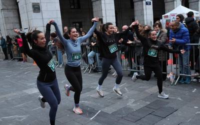 San Silbestre lasterketa jendetsua eta koloretsua egin dute Elgoibarren