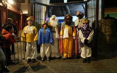 Agirre Jauregitik agertu dira Ekialdeko Hiru Errege Magoak Debara