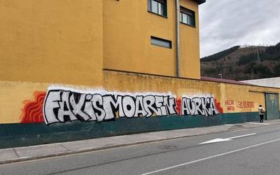 Udaltzaingoaren eta gazte batzuen arteko liskarra eragin du grafiti batek