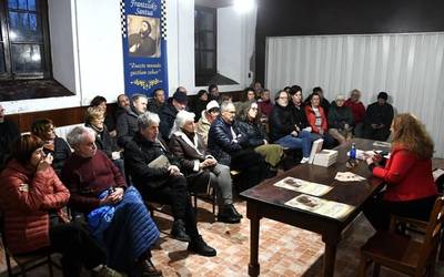 Luz Nogués idazleak ‘Los agotes del Baztan’ liburua aurkeztu du Arizkunen