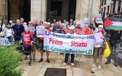 Zortzi urte "pentsio duin eta publikoak" kalean defendatzen