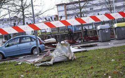 Mendiko Eskolako Lehen Hezkuntzako klaseak bertan behera geratu dira, teilatua erauzi duelako haize ufada batek