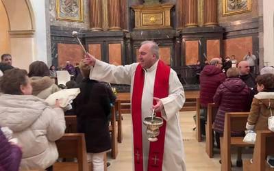 Eztarriak trabatzen dituen beldurretik libratzen laguntzeko eskea eginda eta opilak bedeinkatuta