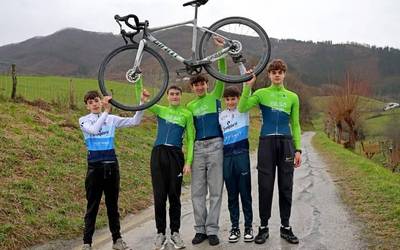 "Txirrindularien harrobia, loraldian"