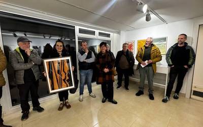 Kanpoko artista eta bisitari ugari Oreka Art galeriaren azken erakusketaren inaugurazioan