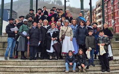 Santa Agedarenak abestuz