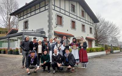 37 baserri-etxe koplatu ditu Elgoibarko Izarrako santa eskeko taldeak