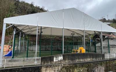 Padel pistan sarea jarri dute aste honetan zehar