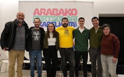Martin eta Sabin Abarrategi anaiek Arabako Bertsolari Txapelketari hasiera eman diote Oionen