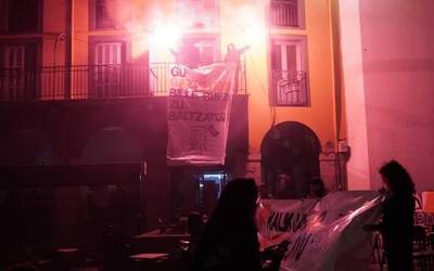 Azkoitiko Gazte Asanbladak udalaren espazio bat hartu du plazan, gaztetxe baten beharra aldarrikatzeko