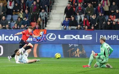 Kaosaren erdian, premiazko garaipena