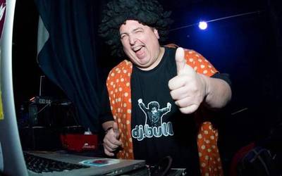 DJ Bullek musika saioa eskainiko du inauterietan, Jauregi tabernan