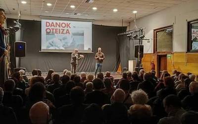 Areto bete jende bildu da Oteizari buruzko dokumentalaren aurkezpenean