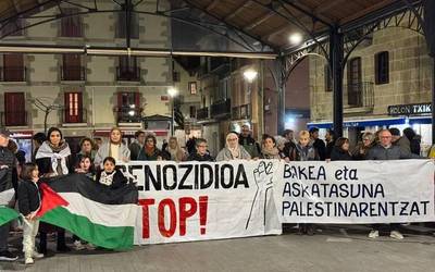 Palestinako egoera "larri, krudel eta jasangaitza" salatu dute Herriko Plazan