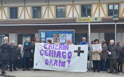 Erizain gehiago eskatu dituzte herritarrek osasun zentroaren atarian