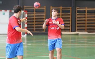 Puntu bateko aldea dago oñatiarren eta arrasatearren artean, eta derbia dute zapatuan