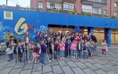 San Nikolas Ikastolako umeek euren kantuz alaitu dituzte Algortako kaleak, Agate Deunaren bezperan