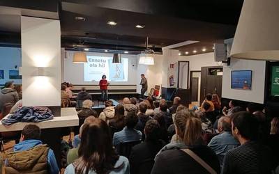 100 lagun batu ziren "Esnatu ala hil" liburuaren hitzaldian, Bagara Nor taldeak antolatuta