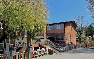 Pertsona euskaldunak hezten!