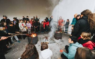 [ARGAZKI GALERIA]: Ohiturari jarraituz Txitxiburduntzia egin dute eskualdeko hainbat herritan