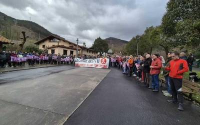 [ARGAZKI GALERIA] Oroimen ekitaldia egin dute Eitzagan, zabortegiaren amiltzearen seigarren urteurrenean