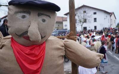 Herri inauteri jendetsuak ospatu dituzte Asparrenean