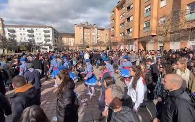 Arrotxapearrak dantzan jarri ditu auzoko lehen libertimenduak
