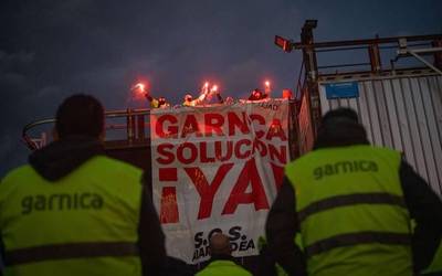 Fabrika barrura eraman dute kaleratze eta murrizketen aurkako aldarria Maderas de Llodioko grebalariek