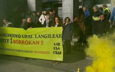 Enpresa Batzordearekin ezer negoziatu gabe urtebete eman izana leporatu diete Amurrioko Udalari eta alkateari