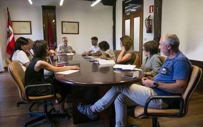 Apurka apurka herria egiten