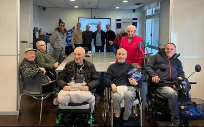 Realeko jokalarien bizipenak jaso dituzte Otezuriko egoiliarrek