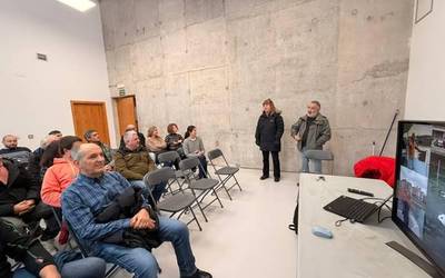 'Zinka' eskulturaren sortzaileek esker ona adierazi diete Olarrusubeko kideei