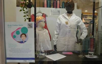 Laudioko saltokiek bat egin dute “Otsailaren 11 erakusleihoak” ekimenarekin