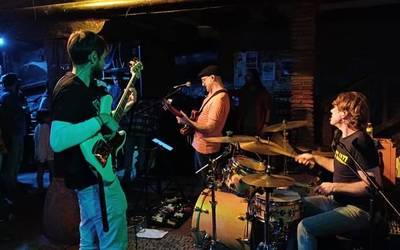 Eriz eta Lainopilak taldeak giroa eraman zuen Arrankudiagako Gizarte Etxera ostiralean