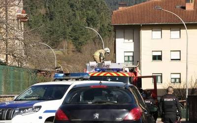 Zauriturik gabeko sutea Luiaondon, egurrez betetako etxola batean