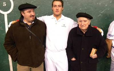 Benito Tainta zenaren oroimenez, hirugarren aldiz San Fermin lau eta erdiko pilota txapelketa antolatu dute Lesakan