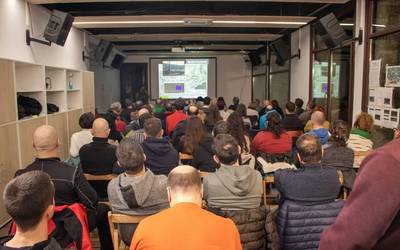 AHTri buruzko batzar jendetsua