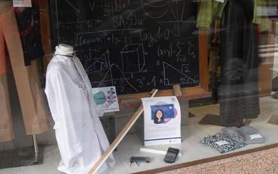 Emakume zientzialarien Altsasuko erakusleihoak