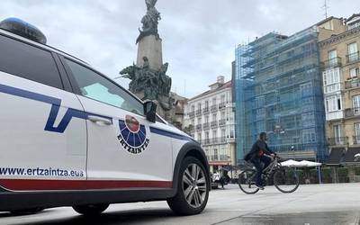 Agiri eta tramite faltsuak eskaintzeagatik pertsona bat atxilotu dute